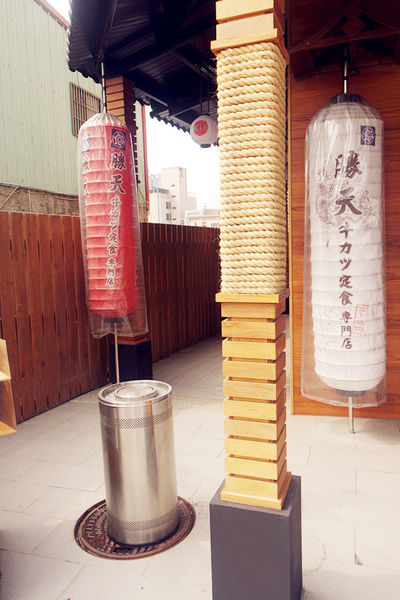 （FoOd台中)♥氣勢非常強大，【勝天牛カツ定食專門店】美味又特別的炸牛排，多品項選擇，猶如來到日本用餐的超氣派特色建築