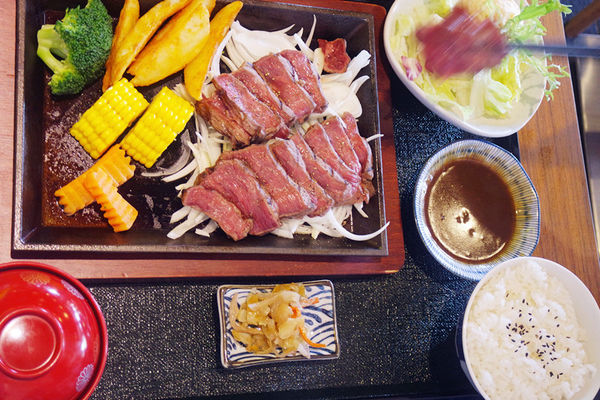 （FoOd台中)♥氣勢非常強大，【勝天牛カツ定食專門店】美味又特別的炸牛排，多品項選擇，猶如來到日本用餐的超氣派特色建築