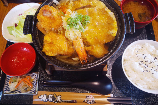 （FoOd台中)♥氣勢非常強大，【勝天牛カツ定食專門店】美味又特別的炸牛排，多品項選擇，猶如來到日本用餐的超氣派特色建築