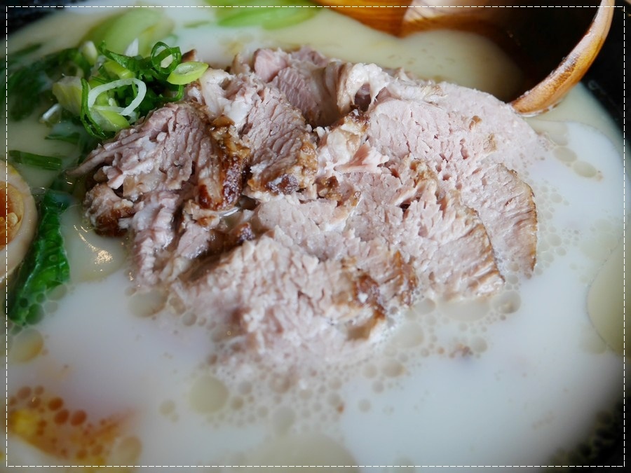 20161203《新竹湖口景觀餐廳》【尋路Café】當拉麵遇上咖啡。下午茶必備的野莓冰淇淋鬆餅︱大大草皮適合親子~北湖火車站附近 （影片） (4).jpg