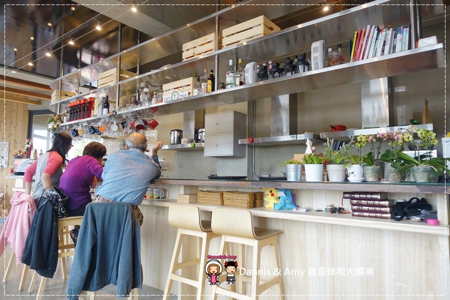 20161203《新竹湖口景觀餐廳》【尋路Café】當拉麵遇上咖啡。下午茶必備的野莓冰淇淋鬆餅︱大大草皮適合親子~北湖火車站附近 （影片） (40).jpg