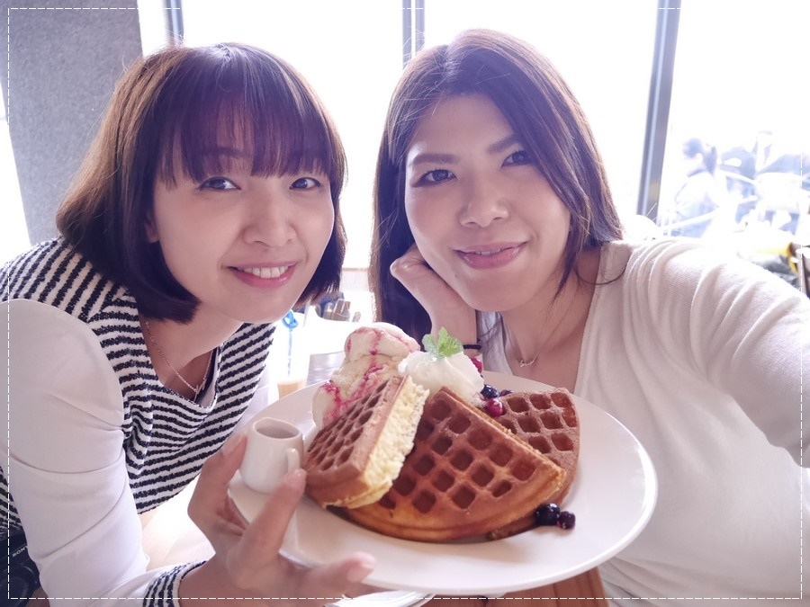 20161203《新竹湖口景觀餐廳》【尋路Café】當拉麵遇上咖啡。下午茶必備的野莓冰淇淋鬆餅︱大大草皮適合親子~北湖火車站附近 （影片） (1).jpg