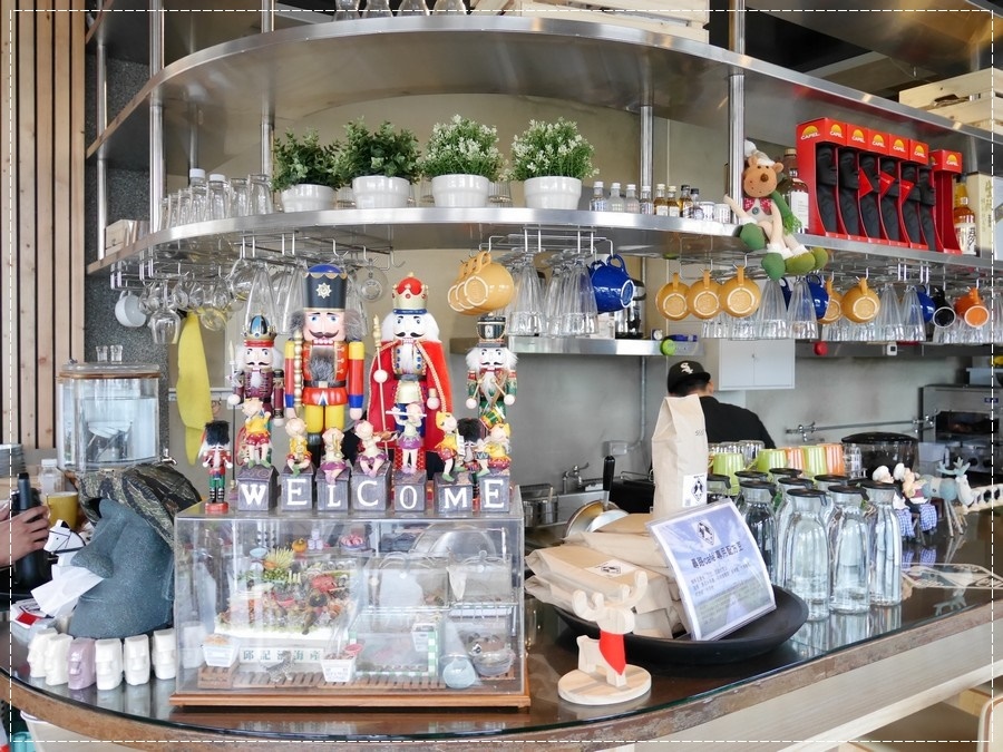 20161203《新竹湖口景觀餐廳》【尋路Café】當拉麵遇上咖啡。下午茶必備的野莓冰淇淋鬆餅︱大大草皮適合親子~北湖火車站附近 （影片） (9).jpg