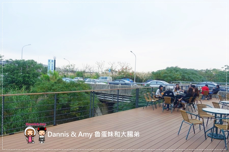 20161203《新竹湖口景觀餐廳》【尋路Café】當拉麵遇上咖啡。下午茶必備的野莓冰淇淋鬆餅︱大大草皮適合親子~北湖火車站附近 （影片） (17).jpg