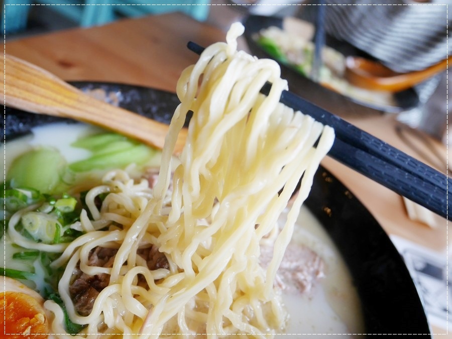 20161203《新竹湖口景觀餐廳》【尋路Café】當拉麵遇上咖啡。下午茶必備的野莓冰淇淋鬆餅︱大大草皮適合親子~北湖火車站附近 （影片） (2).jpg