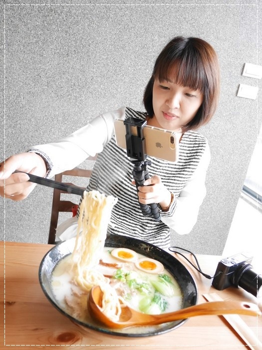 20161203《新竹湖口景觀餐廳》【尋路Café】當拉麵遇上咖啡。下午茶必備的野莓冰淇淋鬆餅︱大大草皮適合親子~北湖火車站附近 （影片） (3).jpg