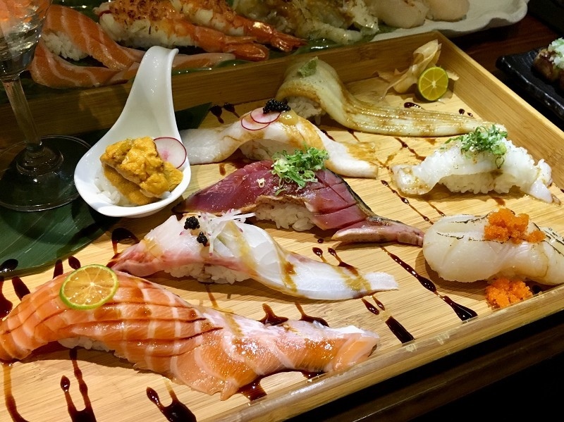 【台北｜忠孝敦化站】大黑居酒食堂＿顏值稱霸的粉橘色烤鮭魚飯糰＿秒被明太子大蝦握壽司圈粉