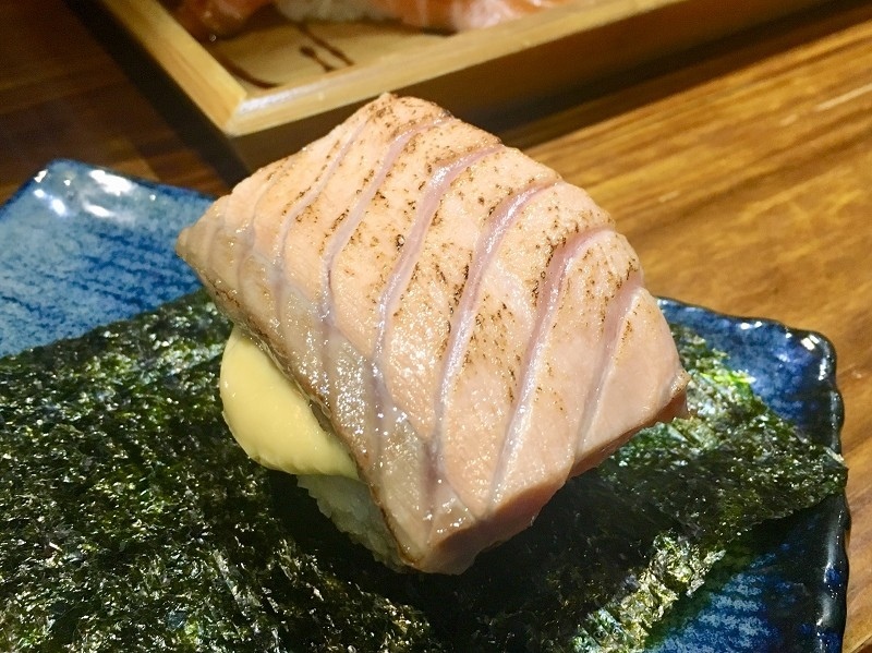 【台北｜忠孝敦化站】大黑居酒食堂＿顏值稱霸的粉橘色烤鮭魚飯糰＿秒被明太子大蝦握壽司圈粉