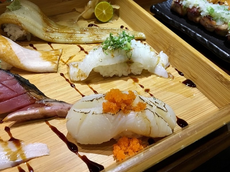 【台北｜忠孝敦化站】大黑居酒食堂＿顏值稱霸的粉橘色烤鮭魚飯糰＿秒被明太子大蝦握壽司圈粉