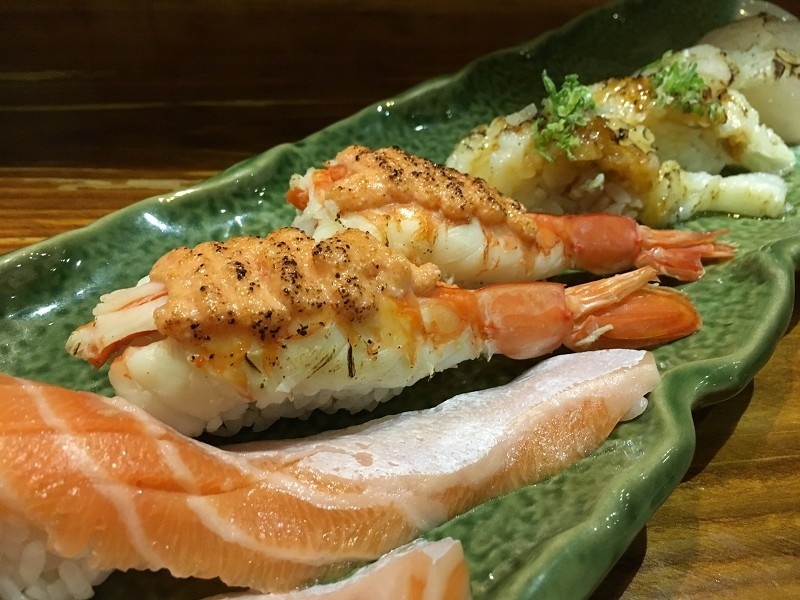 【台北｜忠孝敦化站】大黑居酒食堂＿顏值稱霸的粉橘色烤鮭魚飯糰＿秒被明太子大蝦握壽司圈粉