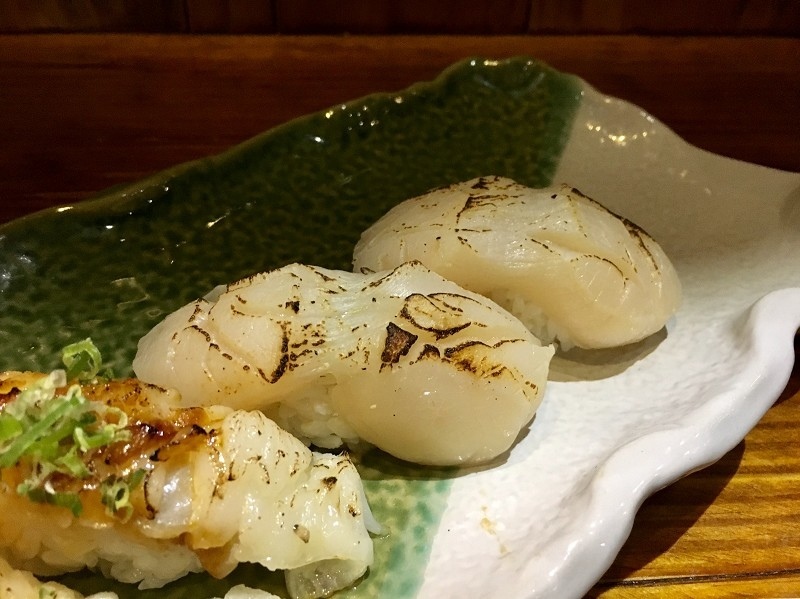 【台北｜忠孝敦化站】大黑居酒食堂＿顏值稱霸的粉橘色烤鮭魚飯糰＿秒被明太子大蝦握壽司圈粉