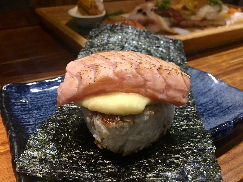 【台北｜忠孝敦化站】大黑居酒食堂＿顏值稱霸的粉橘色烤鮭魚飯糰＿秒被明太子大蝦握壽司圈粉