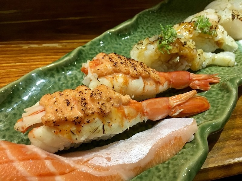 【台北｜忠孝敦化站】大黑居酒食堂＿顏值稱霸的粉橘色烤鮭魚飯糰＿秒被明太子大蝦握壽司圈粉