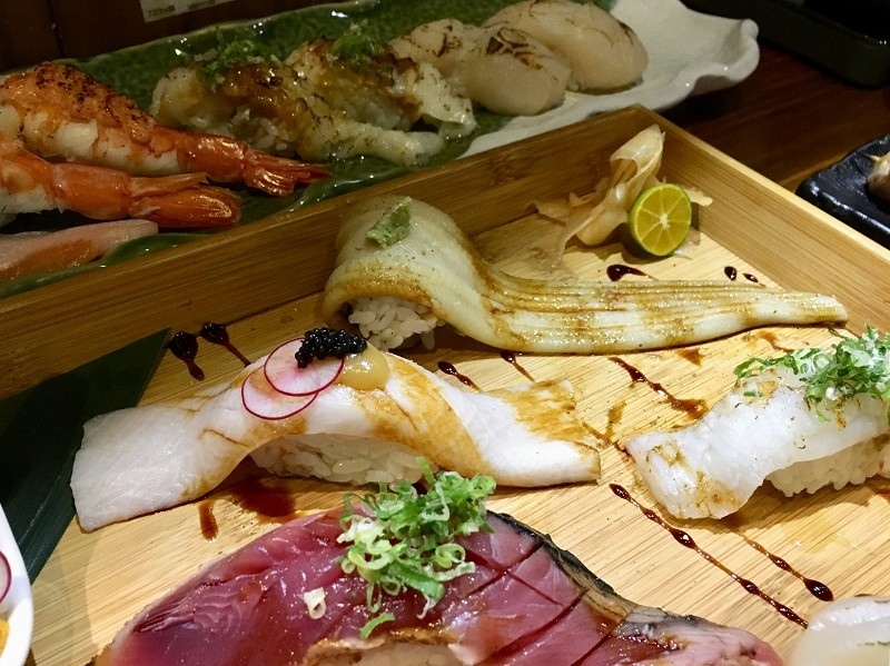 【台北｜忠孝敦化站】大黑居酒食堂＿顏值稱霸的粉橘色烤鮭魚飯糰＿秒被明太子大蝦握壽司圈粉