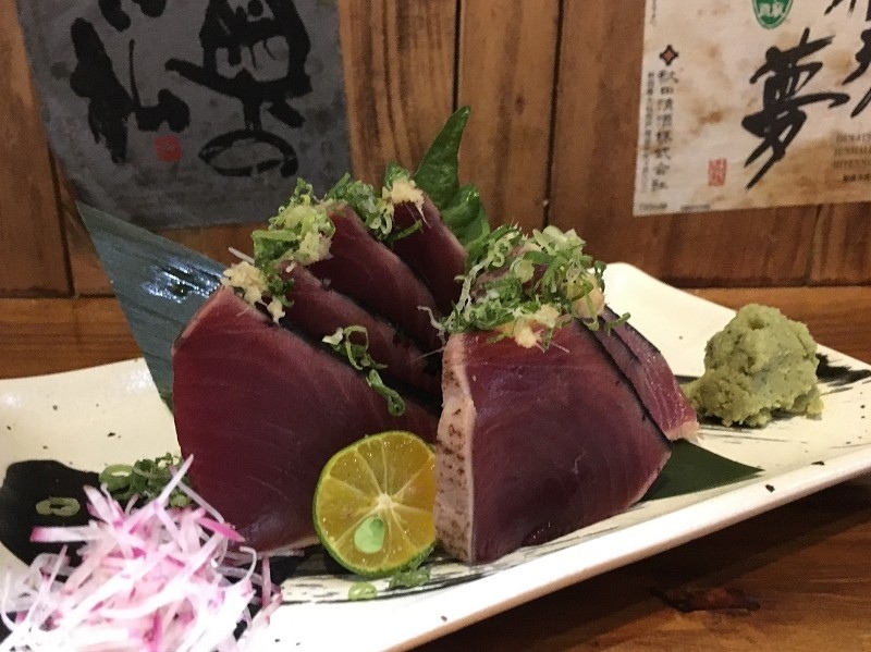 【台北｜忠孝敦化站】大黑居酒食堂＿顏值稱霸的粉橘色烤鮭魚飯糰＿秒被明太子大蝦握壽司圈粉