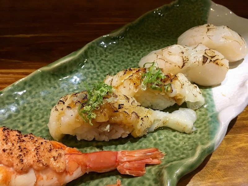 【台北｜忠孝敦化站】大黑居酒食堂＿顏值稱霸的粉橘色烤鮭魚飯糰＿秒被明太子大蝦握壽司圈粉