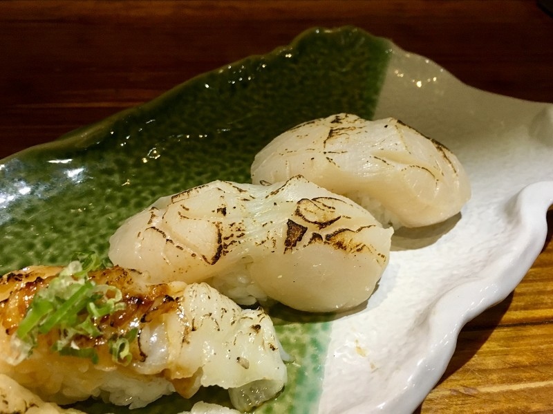 【台北｜忠孝敦化站】大黑居酒食堂＿顏值稱霸的粉橘色烤鮭魚飯糰＿秒被明太子大蝦握壽司圈粉