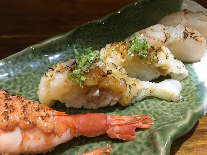 【台北｜忠孝敦化站】大黑居酒食堂＿顏值稱霸的粉橘色烤鮭魚飯糰＿秒被明太子大蝦握壽司圈粉