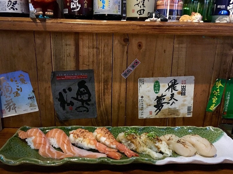 【台北｜忠孝敦化站】大黑居酒食堂＿顏值稱霸的粉橘色烤鮭魚飯糰＿秒被明太子大蝦握壽司圈粉