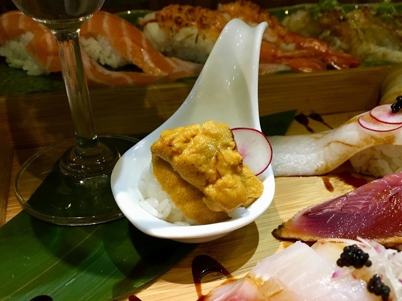 【台北｜忠孝敦化站】大黑居酒食堂＿顏值稱霸的粉橘色烤鮭魚飯糰＿秒被明太子大蝦握壽司圈粉