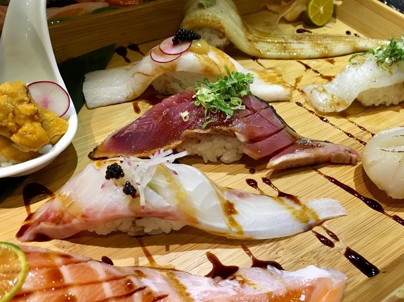 【台北｜忠孝敦化站】大黑居酒食堂＿顏值稱霸的粉橘色烤鮭魚飯糰＿秒被明太子大蝦握壽司圈粉