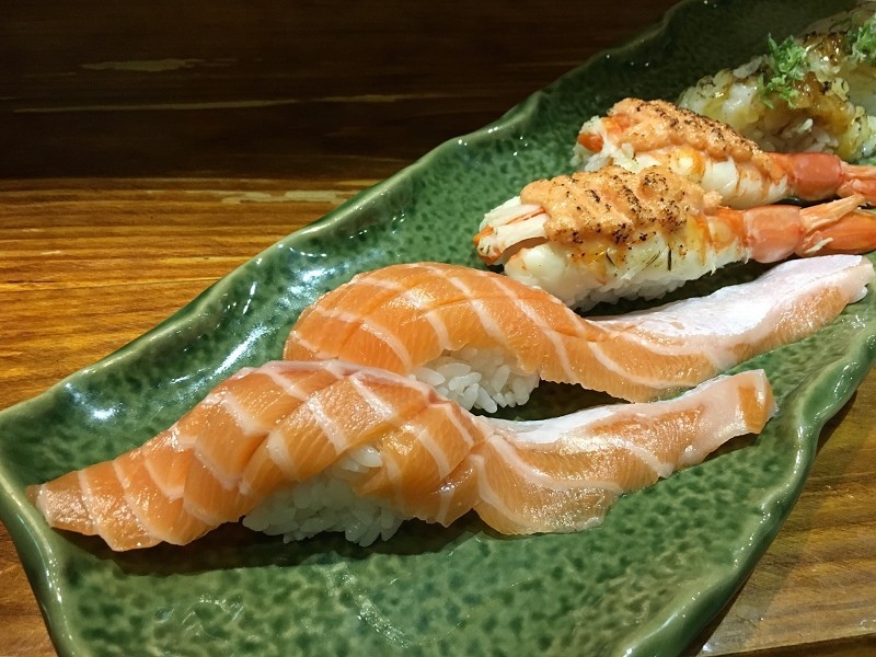 【台北｜忠孝敦化站】大黑居酒食堂＿顏值稱霸的粉橘色烤鮭魚飯糰＿秒被明太子大蝦握壽司圈粉