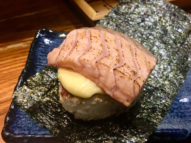 【台北｜忠孝敦化站】大黑居酒食堂＿顏值稱霸的粉橘色烤鮭魚飯糰＿秒被明太子大蝦握壽司圈粉