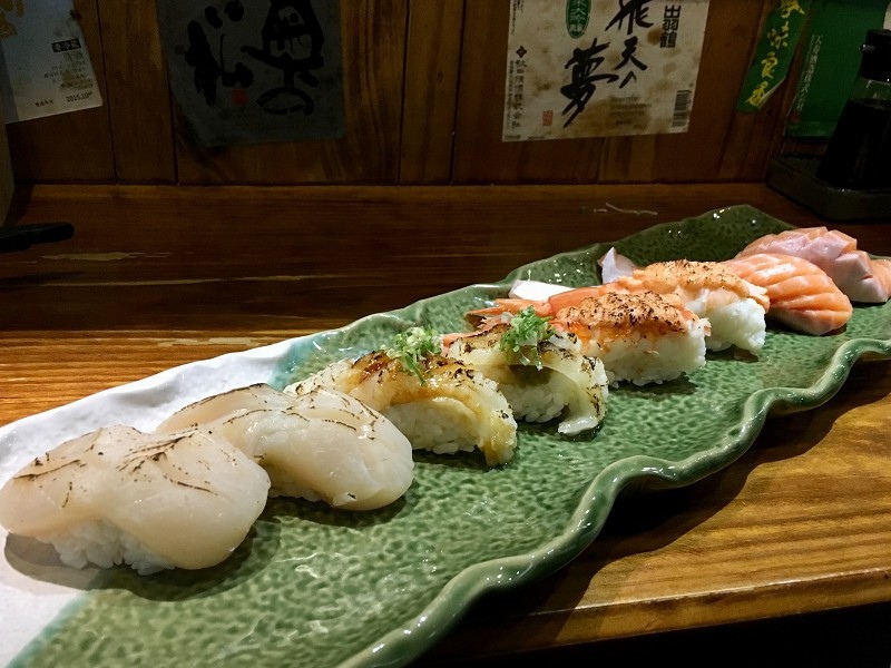 【台北｜忠孝敦化站】大黑居酒食堂＿顏值稱霸的粉橘色烤鮭魚飯糰＿秒被明太子大蝦握壽司圈粉