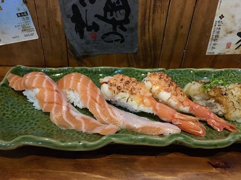 【台北｜忠孝敦化站】大黑居酒食堂＿顏值稱霸的粉橘色烤鮭魚飯糰＿秒被明太子大蝦握壽司圈粉