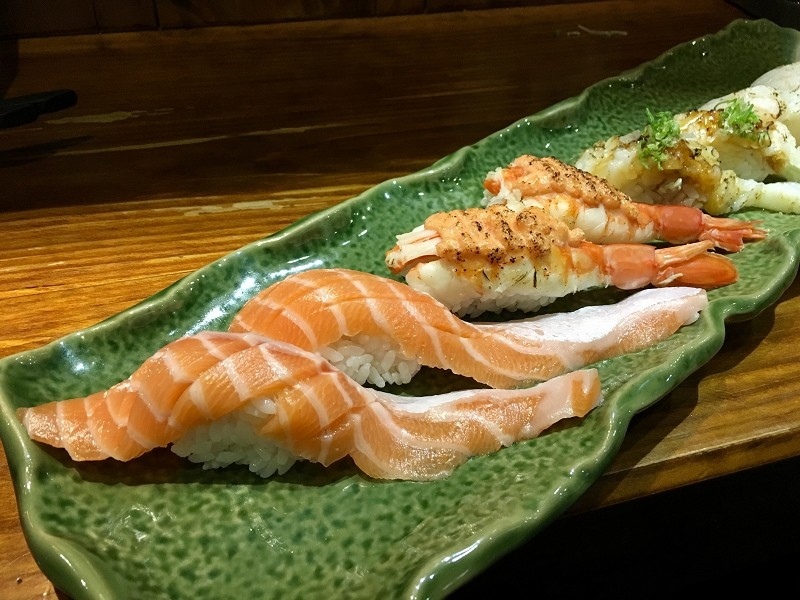 【台北｜忠孝敦化站】大黑居酒食堂＿顏值稱霸的粉橘色烤鮭魚飯糰＿秒被明太子大蝦握壽司圈粉