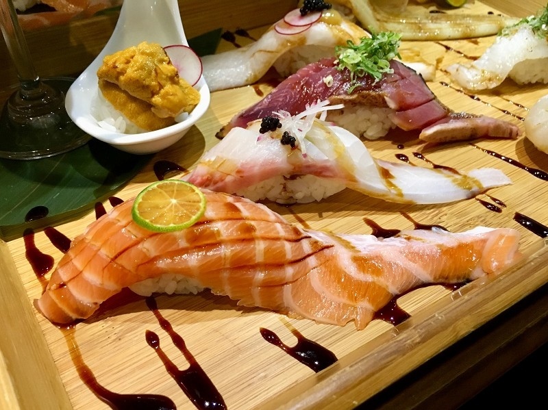 【台北｜忠孝敦化站】大黑居酒食堂＿顏值稱霸的粉橘色烤鮭魚飯糰＿秒被明太子大蝦握壽司圈粉