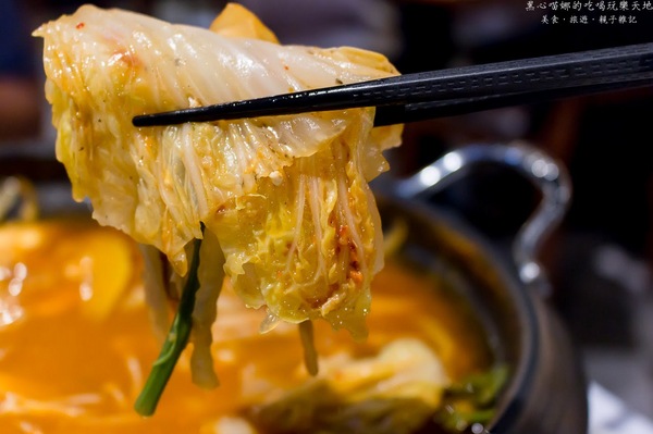 玉豆腐 韓國家庭料理(楠梓店):高雄楠梓︱玉豆腐韓國料理(家樂福楠梓店) 微涼的秋季夜晚,就來吃香辣韓式部隊鍋吧!