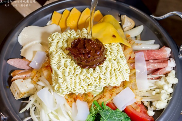 玉豆腐 韓國家庭料理(楠梓店):高雄楠梓︱玉豆腐韓國料理(家樂福楠梓店) 微涼的秋季夜晚,就來吃香辣韓式部隊鍋吧!