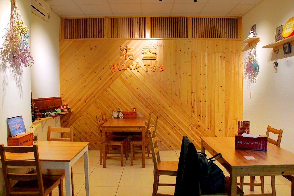 柒叁Black tea，大里貨櫃屋手搖茶茶飲，鹹鬆餅搭配紅茶更對味。 - 微笑Joe幸運