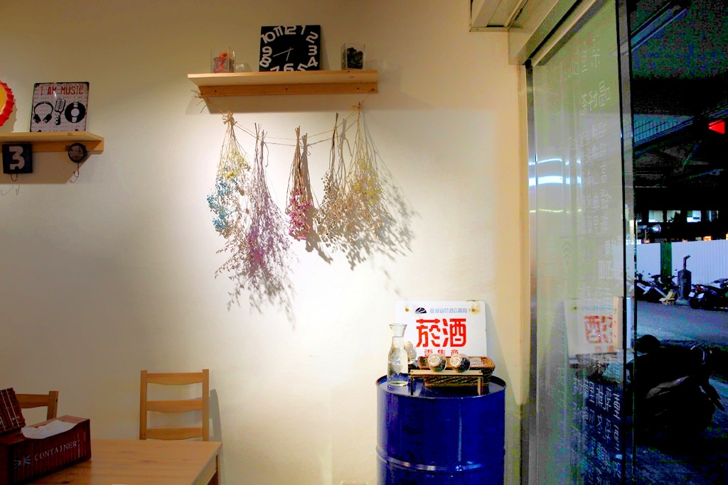 柒叁Black tea，大里貨櫃屋手搖茶茶飲，鹹鬆餅搭配紅茶更對味。 - 微笑Joe幸運