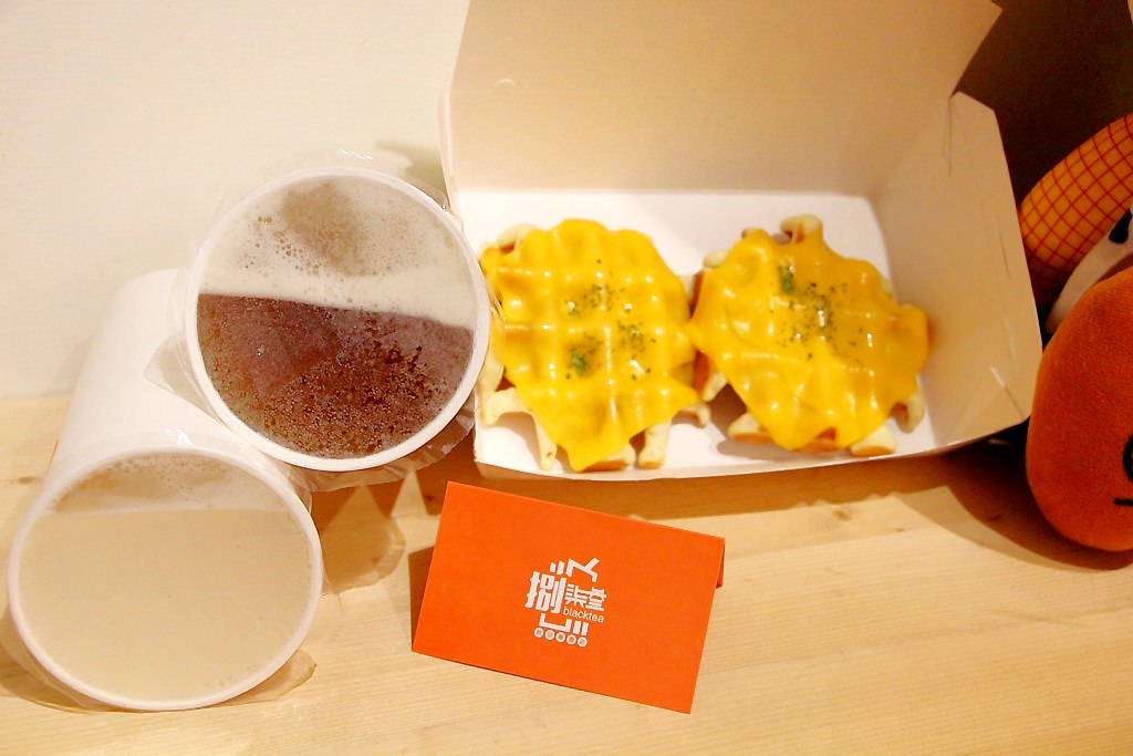 柒叁Black tea，大里貨櫃屋手搖茶茶飲，鹹鬆餅搭配紅茶更對味。 - 微笑Joe幸運