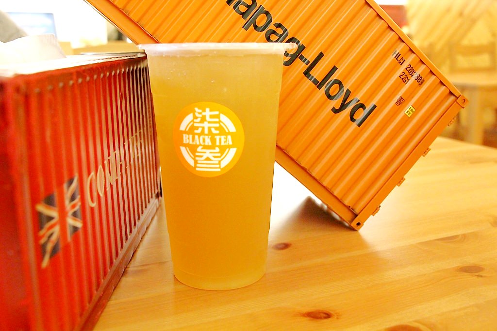 柒叁Black tea，大里貨櫃屋手搖茶茶飲，鹹鬆餅搭配紅茶更對味。 - 微笑Joe幸運