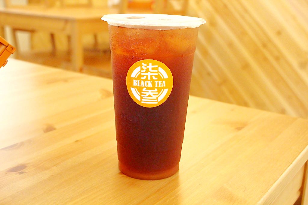 柒叁Black tea，大里貨櫃屋手搖茶茶飲，鹹鬆餅搭配紅茶更對味。 - 微笑Joe幸運