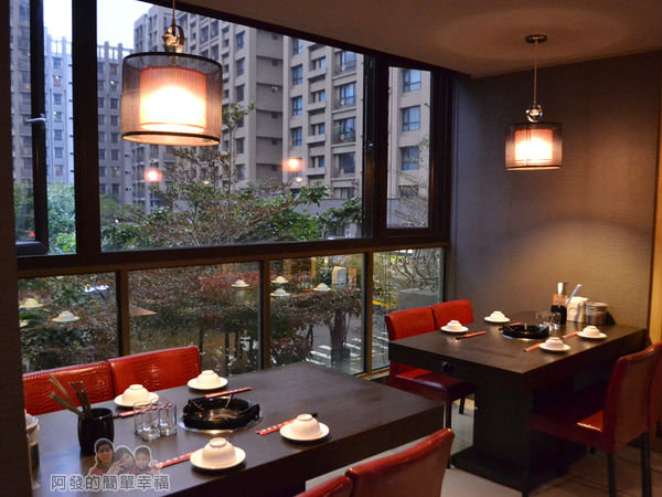 齊味麻辣鴛鴦火鍋14-3樓用餐區-窗邊