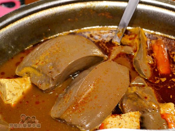 齊味麻辣鴛鴦火鍋21-鍋底有著大塊且不少的鴨血