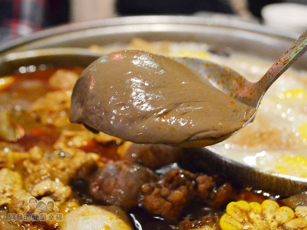 齊味麻辣鴛鴦火鍋30-鴨血滑嫩的模樣