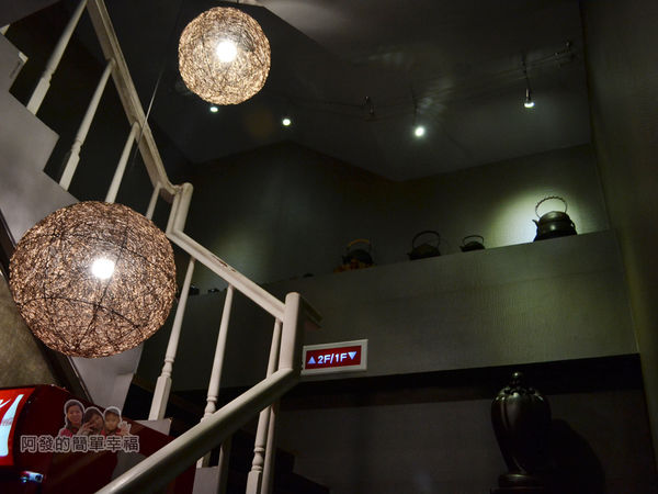 齊味麻辣鴛鴦火鍋12-往二樓的階梯