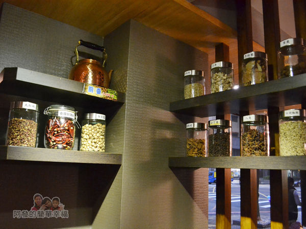 齊味麻辣鴛鴦火鍋07-熬湯的中藥材