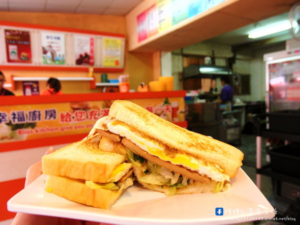 幸福廚房 早午餐專賣店：〖台中│美食〗幸福廚房 早午餐專賣店 ❤ 逢甲大學文華路早餐推薦!!自製鮮奶吐司、小麥胚芽蛋餅、黃金豆漿，堅持品質，用料實在，不僅吃得美味，也吃得健康!!