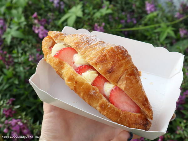 八月堂:台中美食│八月堂-台中中友店〃開幕至今人潮依舊在~冬季限定繽紛草莓重磅回歸,想吃趁現在!!