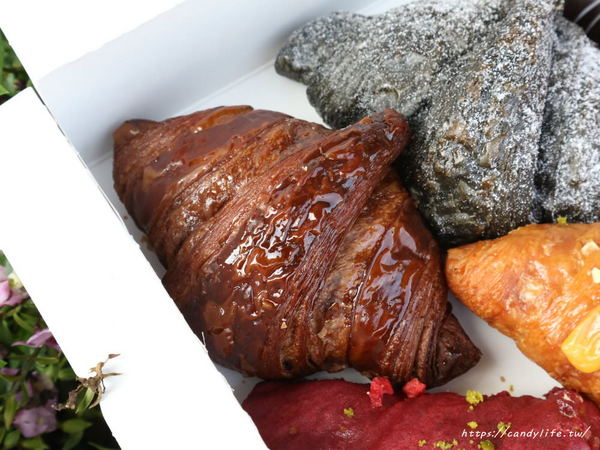 八月堂:台中美食│八月堂-台中中友店〃開幕至今人潮依舊在~冬季限定繽紛草莓重磅回歸,想吃趁現在!!