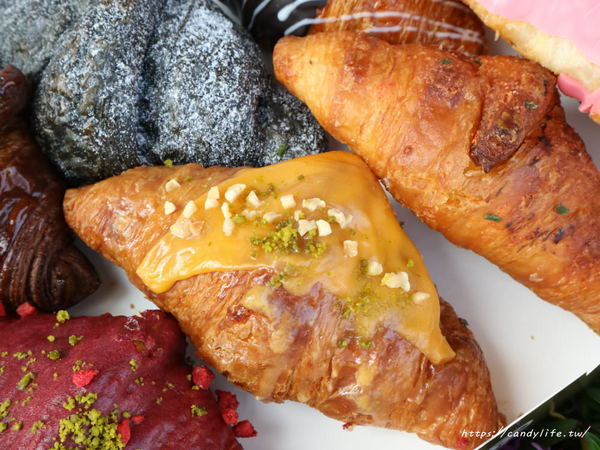 八月堂:台中美食│八月堂-台中中友店〃開幕至今人潮依舊在~冬季限定繽紛草莓重磅回歸,想吃趁現在!!