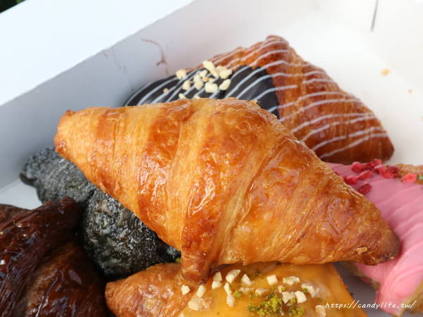 八月堂:台中美食│八月堂-台中中友店〃開幕至今人潮依舊在~冬季限定繽紛草莓重磅回歸,想吃趁現在!!