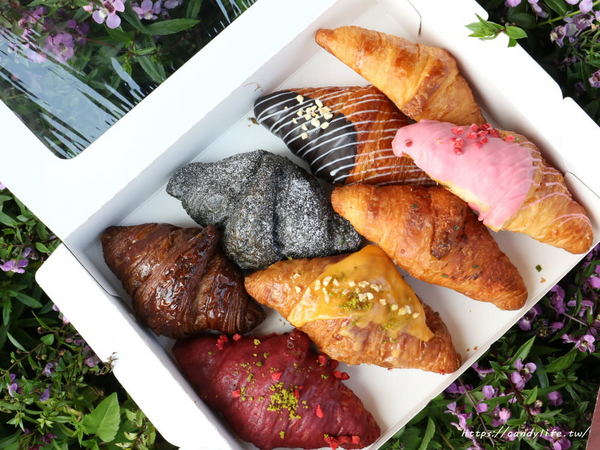 八月堂:台中美食│八月堂-台中中友店〃開幕至今人潮依舊在~冬季限定繽紛草莓重磅回歸,想吃趁現在!!