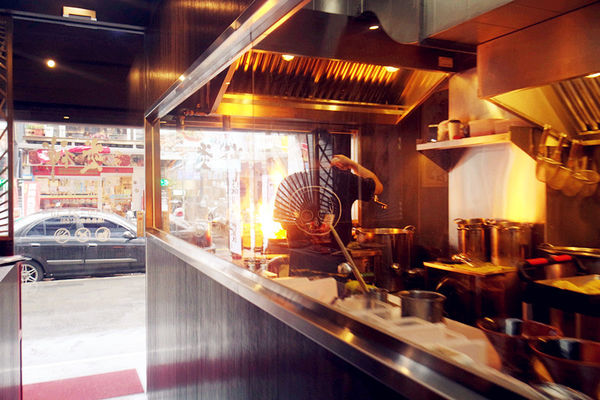 （FoOd桃園)♥【札幌炎神拉麵】桃園龜山林口長庚美食，帶給你1300度炙燒的美味拉麵以及那獨特的噴火秀